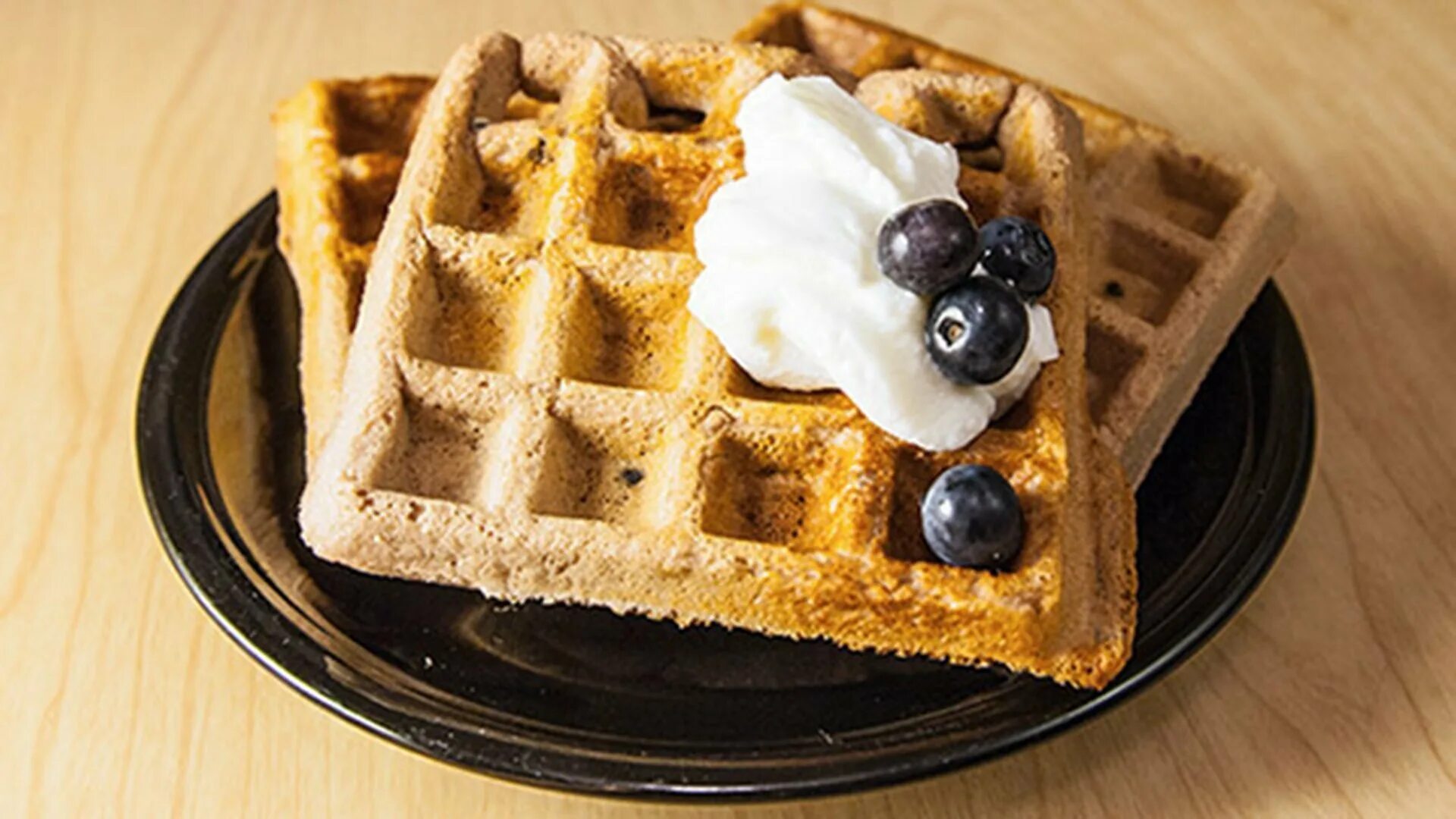 Вафли на сметане в вафельнице. Вафли мордочки. waffle batter. thurston waffles. waffels ingredients.