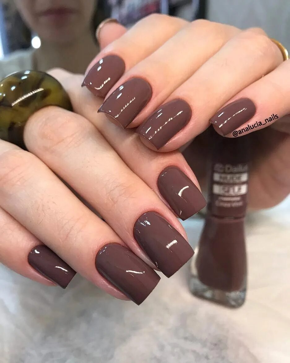 Гель лак коричневый цвет. Маникюр светло коричневый. Гель лак коричневый цвет. Шоколадный маникюр. Коричневый гель лак.
