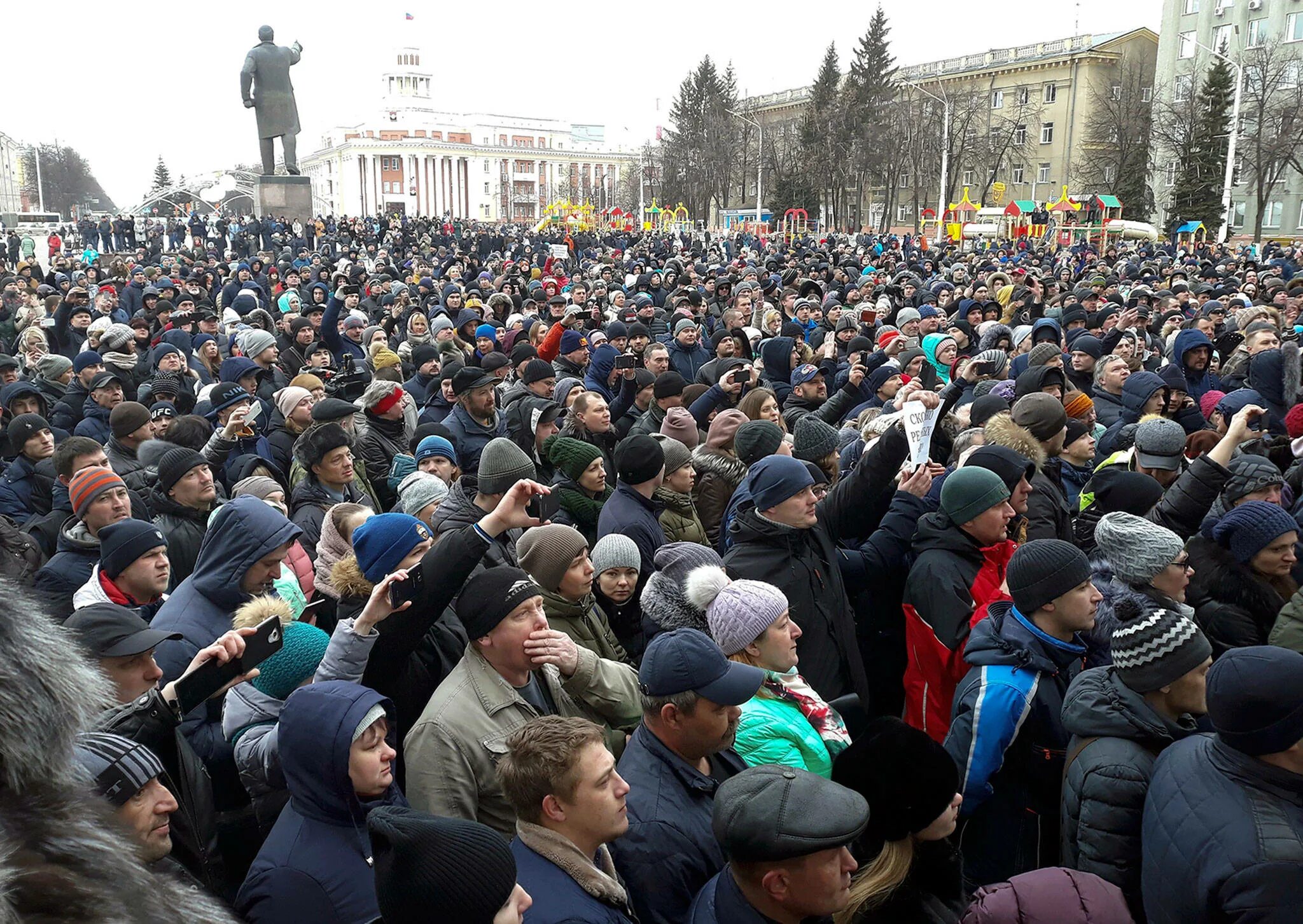 Кемерово митинг. Жители Кемерово. Стихийный митинг. Зимние митинги.