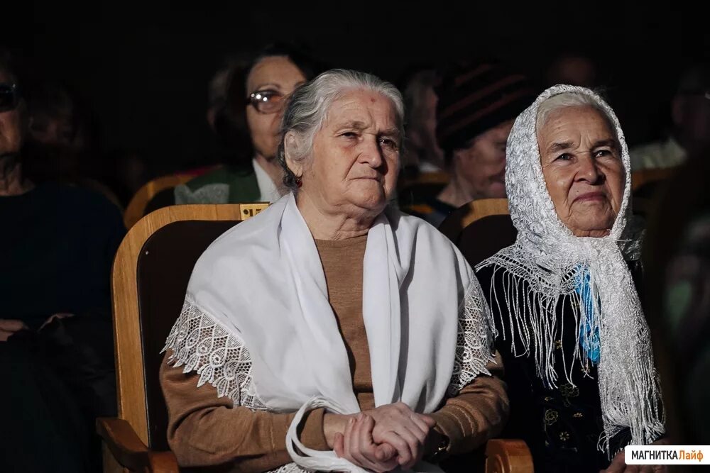 пожилые люди в театре. концерт для пожилых людей. мероприятия для пожилых. гардеробщик. пожилые люди в театре.