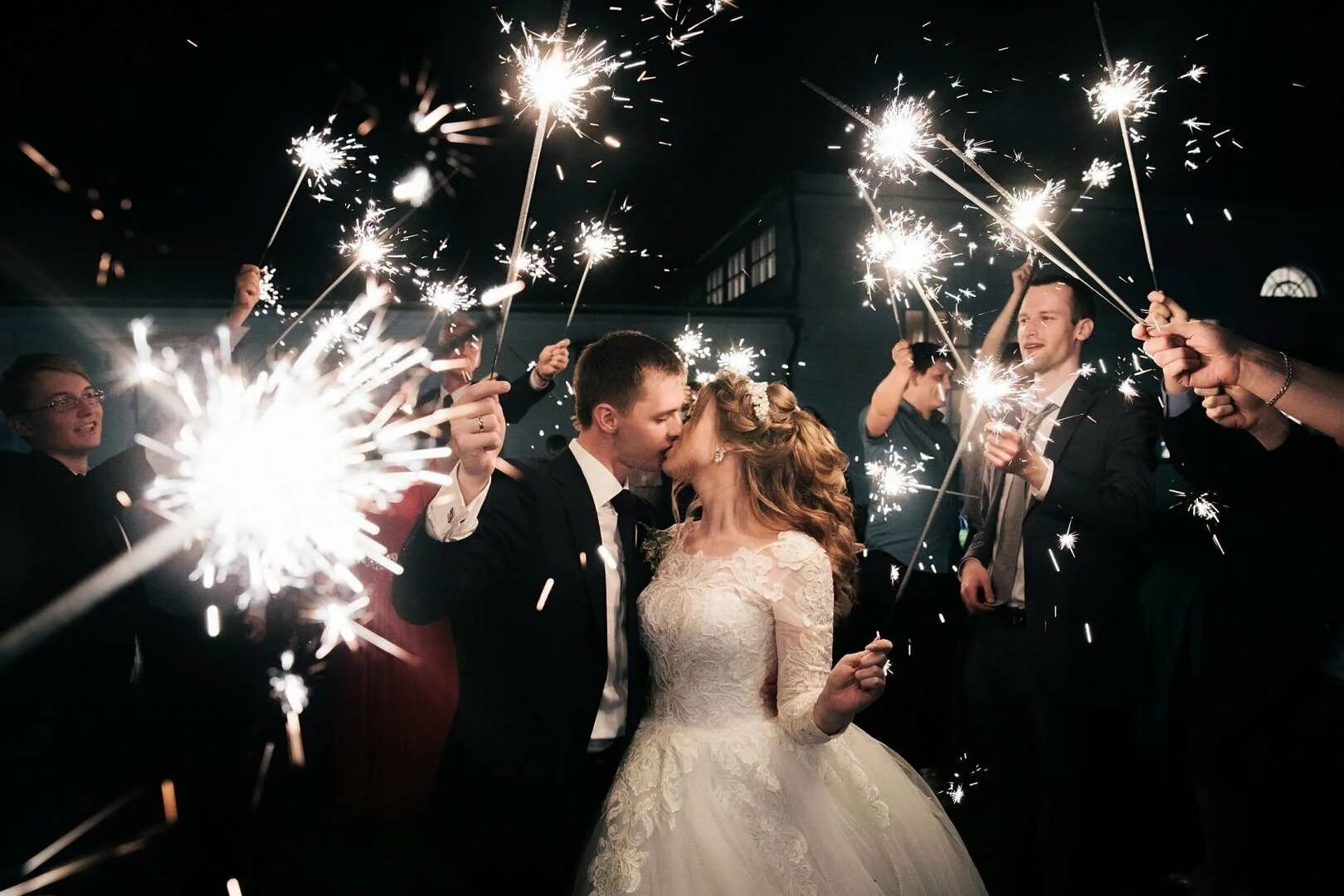 Свадьба веселье. Большие бенгальские огни на свадьбу. Большие бенгальские огни на свадьбу. Длинные бенгальские огни. Большие бенгальские огни на свадьбу.