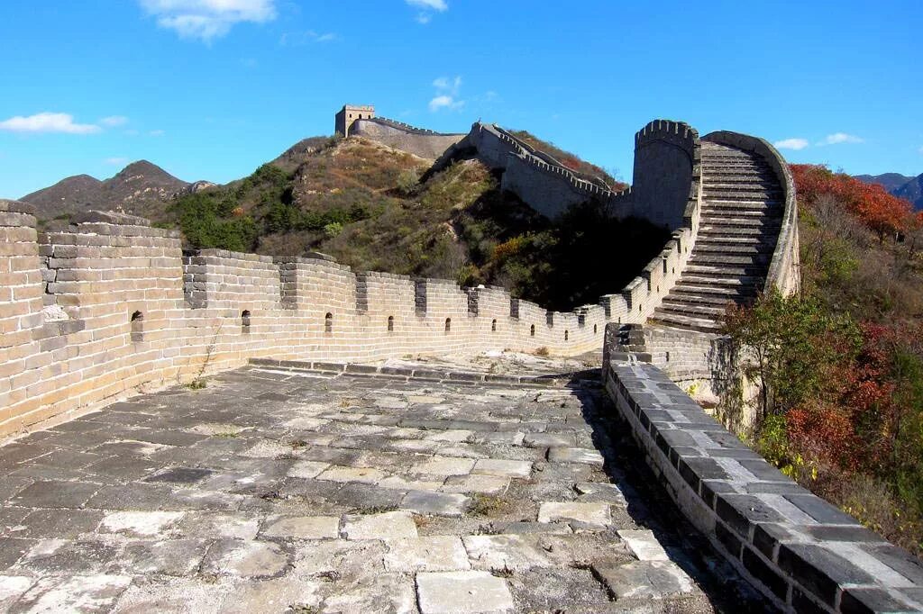Где есть стена. Великая китайская стена направлена бойницами на Юг. Бойницы китайской стены. Китайская стена бойницы в сторону. Великая стена бойницы.