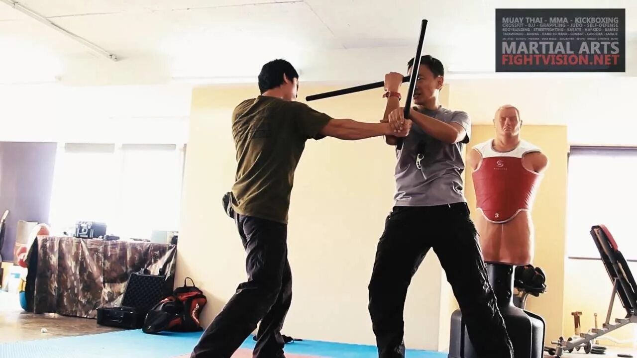 Какой спорт лучший для самообороны. Палка для самообороны. Тренировка с палкой для самообороны. Китайская техника самообороны с палкой. Боевые искусства ударники.