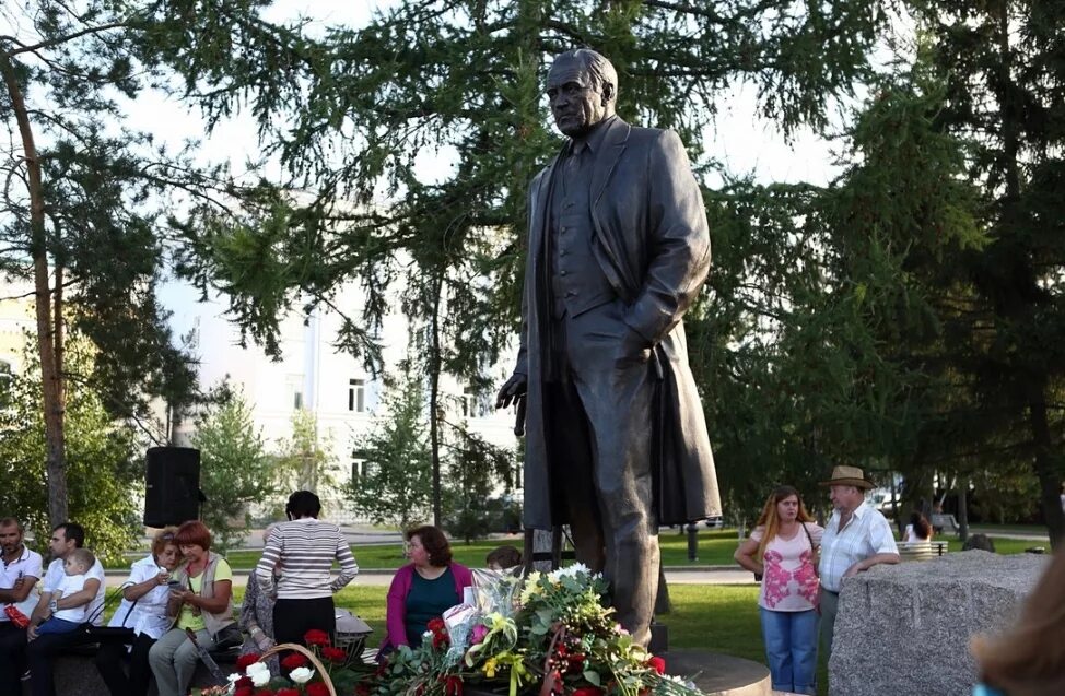 Памятник михаилу ульянову в москве где. Памятник Михаилу Ульянову в Омске. Памятник Михаилу Ульянову. Памятник актеру Михаилу Ульянову в Омске.