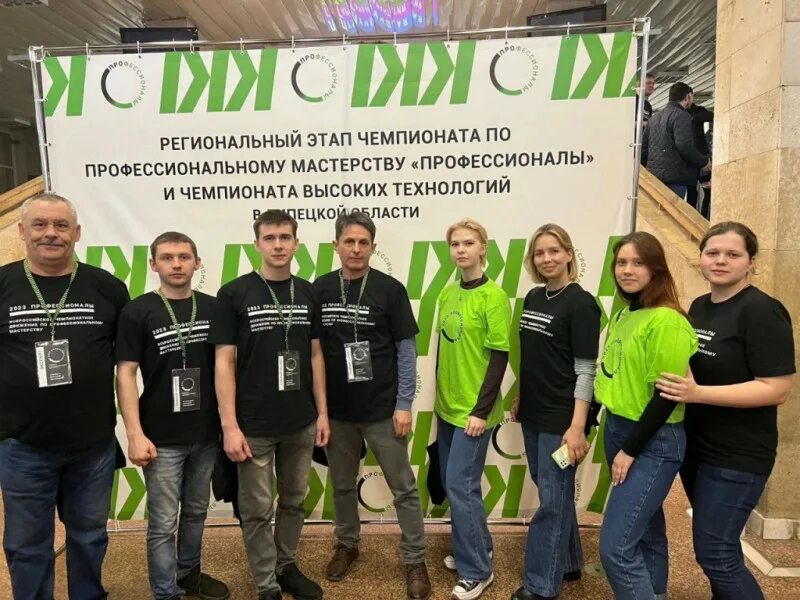 колледж чемпионат профессионалы. колледж чемпионат профессионалы. оформление колледжа. соревнования по компетенции электромонтаж. команда студентов.