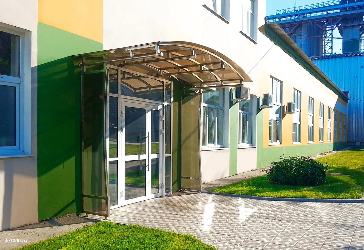 навес над входной группой. крыльцо с навесом. навес входной группы. навес входной группы. козырек над входной группой.