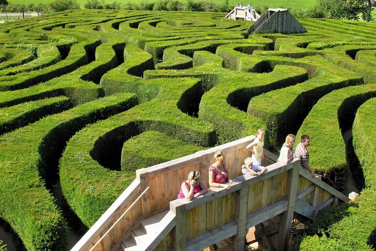 Лабиринт Лонглит (Longleat Hedge Maze), Англия, Великобритания. Лабиринт Longleat Hedge Maze. Усадьба Лонглит в Англии. Лабиринт в поместье Лонглит в английском графстве Уилтшир.