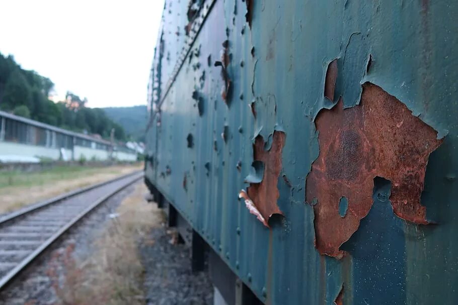 Трещины на поезде. Полувагон вагон Ржавый. Заброшенный вагон. Коррозия на ЖД транспорте. Коррозия вагонов.