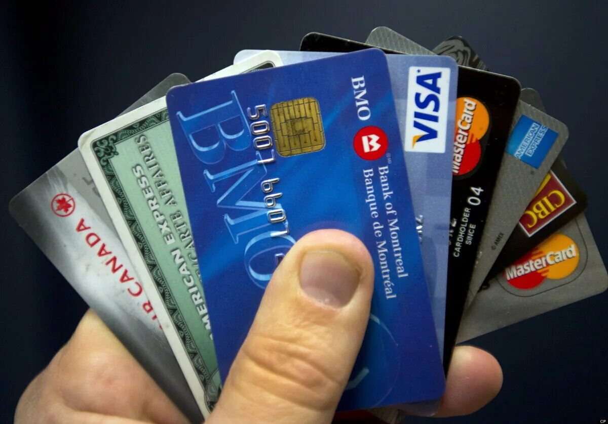 Оформление кредитки. Пластиковые карточки. Пластиковые карты банковские. Иностранные карты банковские. Пластиковая платежная карта.