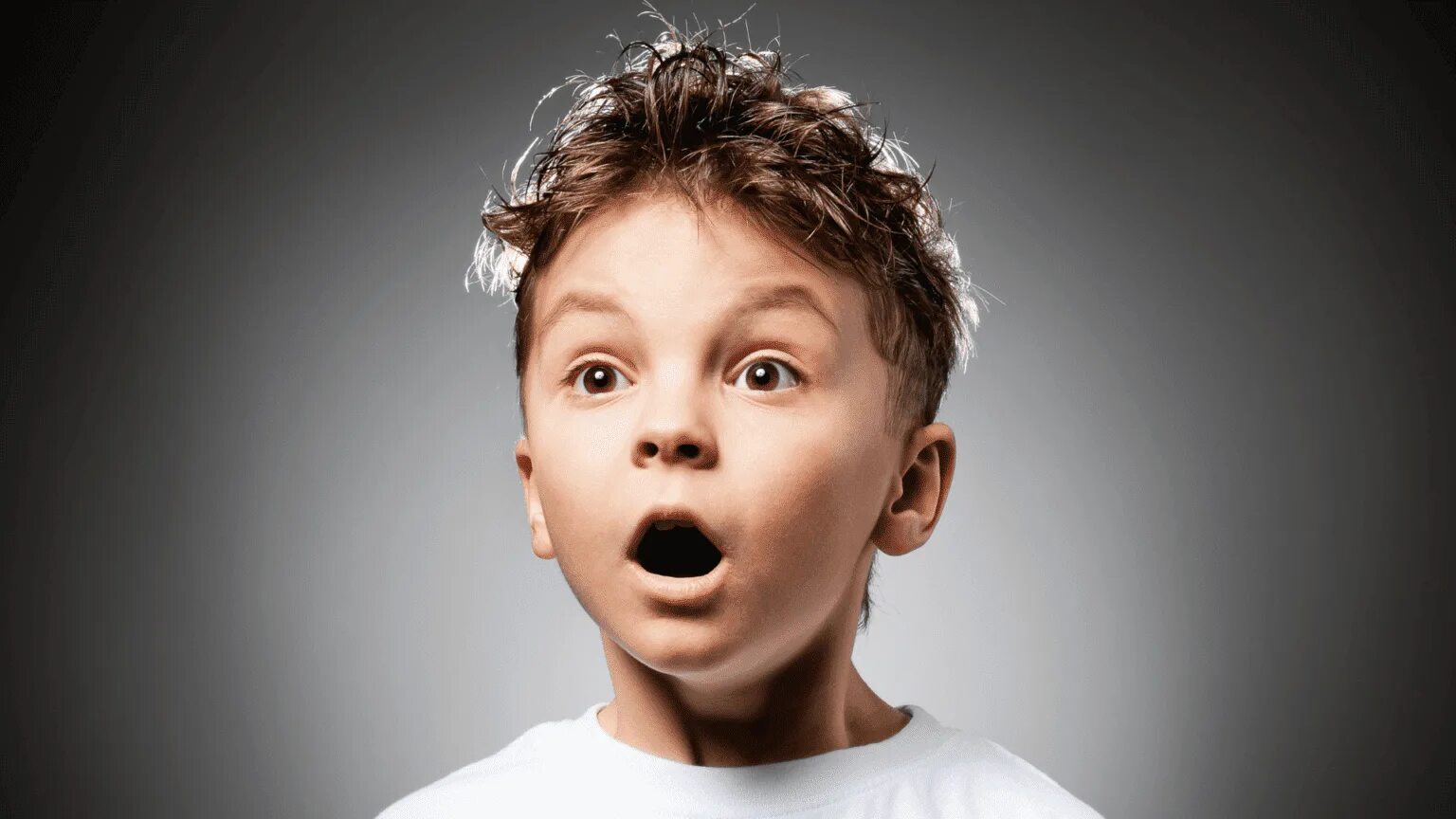 Лицо удивления. Пацан удивил. Озадаченный ребенок. Задумчивый ребенок. Пацан удивил.