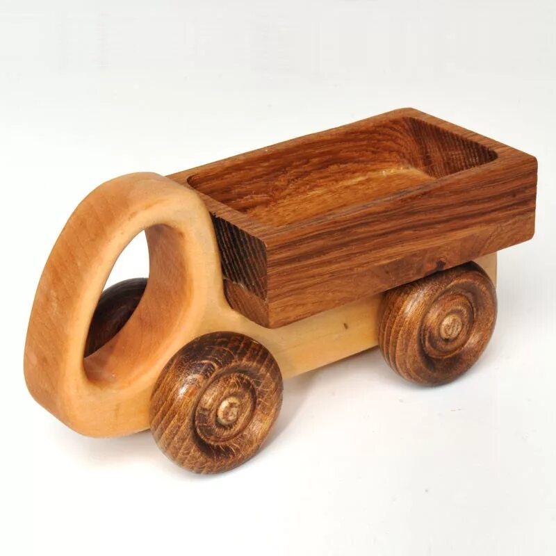 Какие игрушки из дерева. Деревянные машинки. Игрушки из древесины. Деревянные машинки для детей. Изделия из дерева для детей.