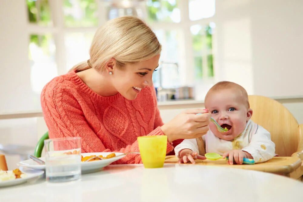 Декрет 6 месяцев. Ребенок ест. Малыш ест. Мама кормит малыша. Мать с ребенком за столом.