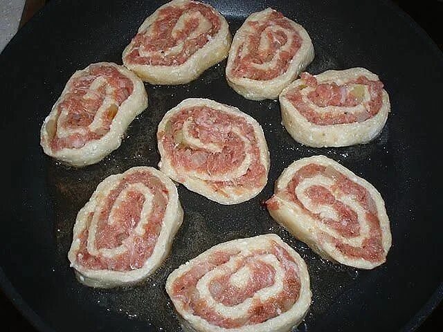 Рулетики с мясом на сковороде