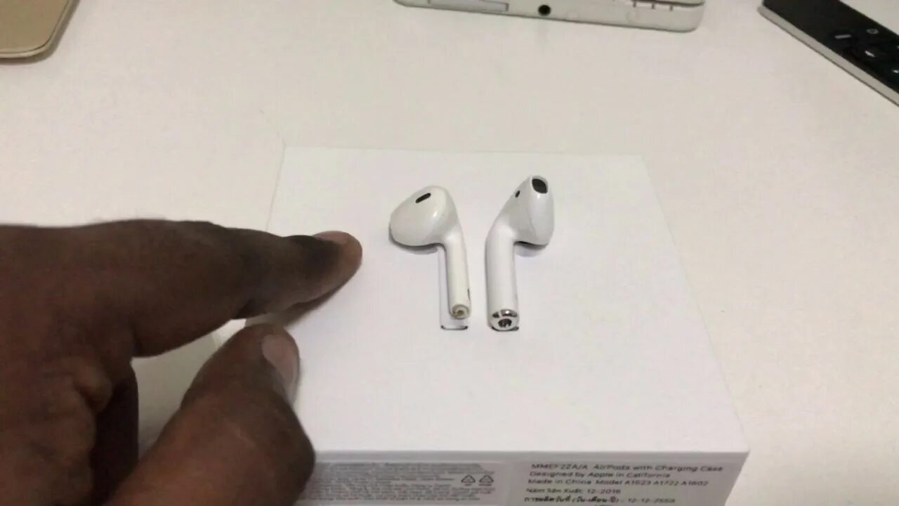 Apple Earpods 1. AIRPODS vs Earpods. Размер наушников аирподс 2. Наушники Apple AIRPODS 3 габариты. Почему один наушник тише airpods