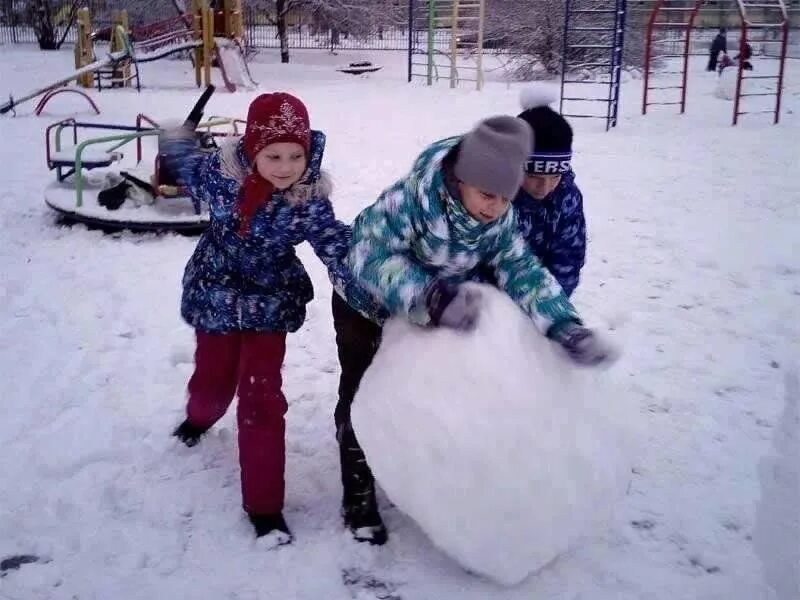 Дети катают снежки. Three friends of winter. Зимний тимбилдинг. Игра в снежки по взрослому. Зимняя кома.
