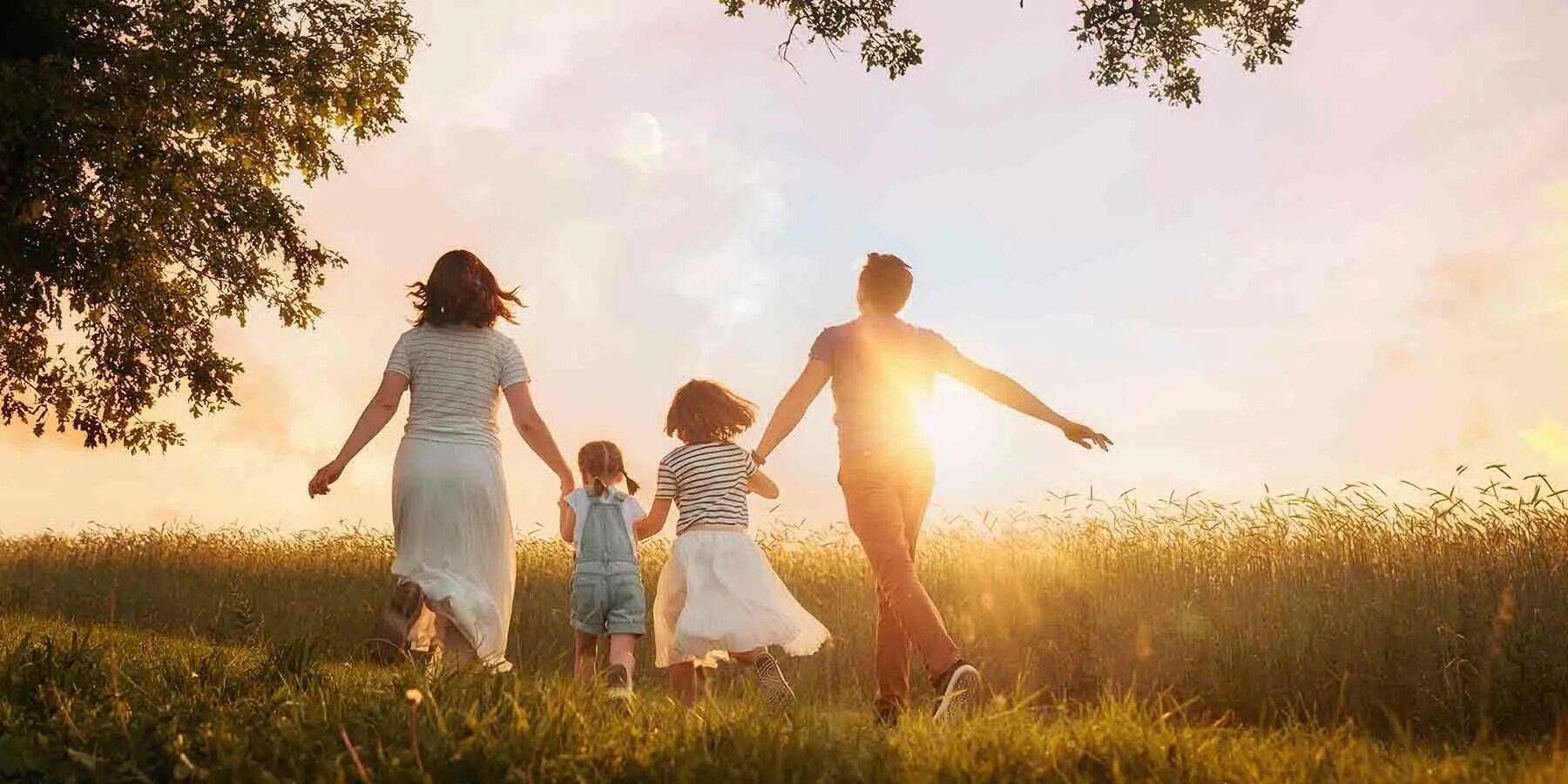 Family natural. Счастливая семья на прогулке. Семья лето. Счастливая семья на природе. Радостная семья на природе.