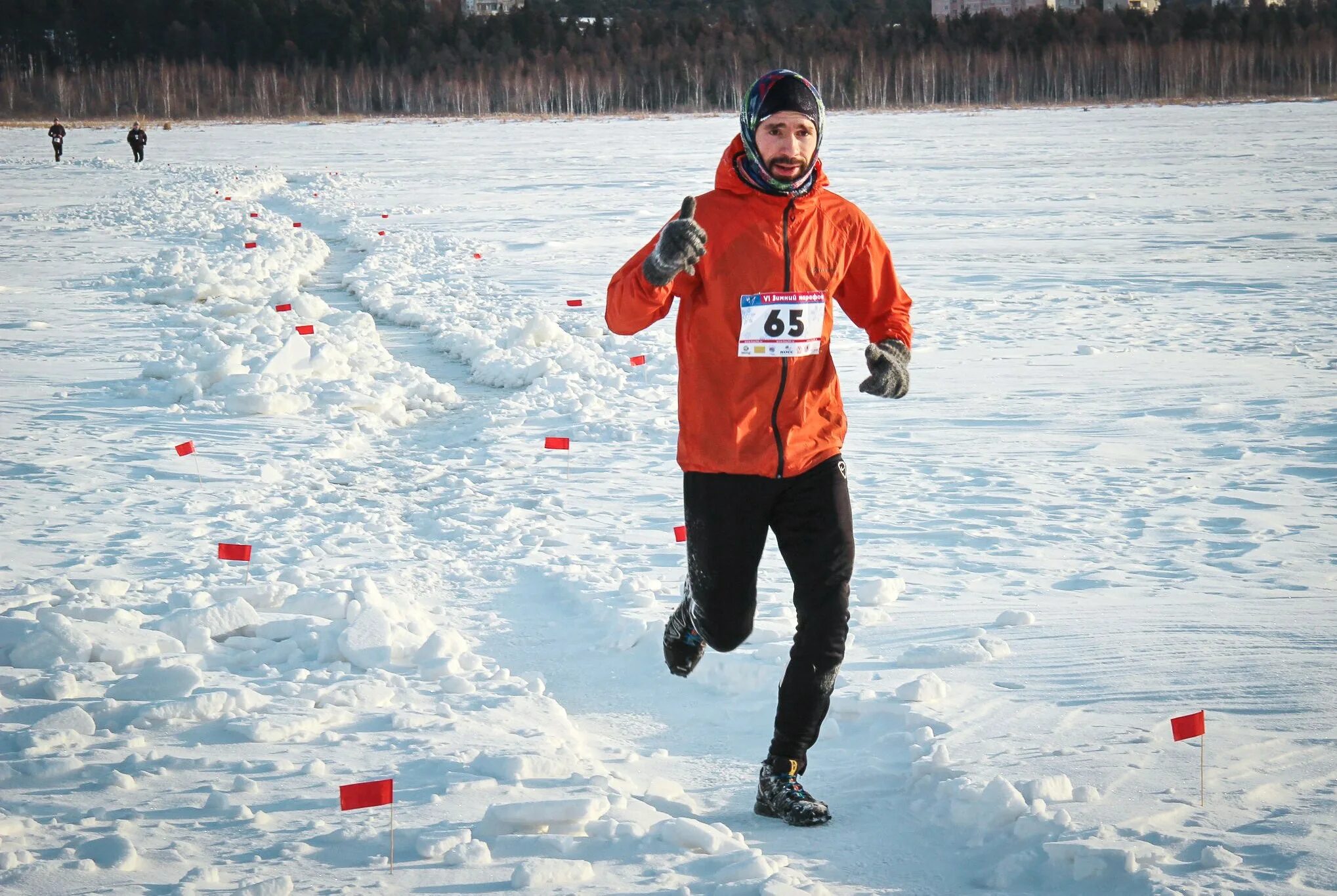 Марафон зимой. Дорога жизни марафон 2021. Марафон зимой. Зимний марафон дорога жизни. Бег зимой.