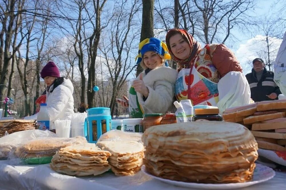 Поесть блинов в москве на масленицу 2024. Масленица блины гуляния. Празднование Масленицы на Дону. Угощение блинами на Масленицу. Блины на Ярмарке.