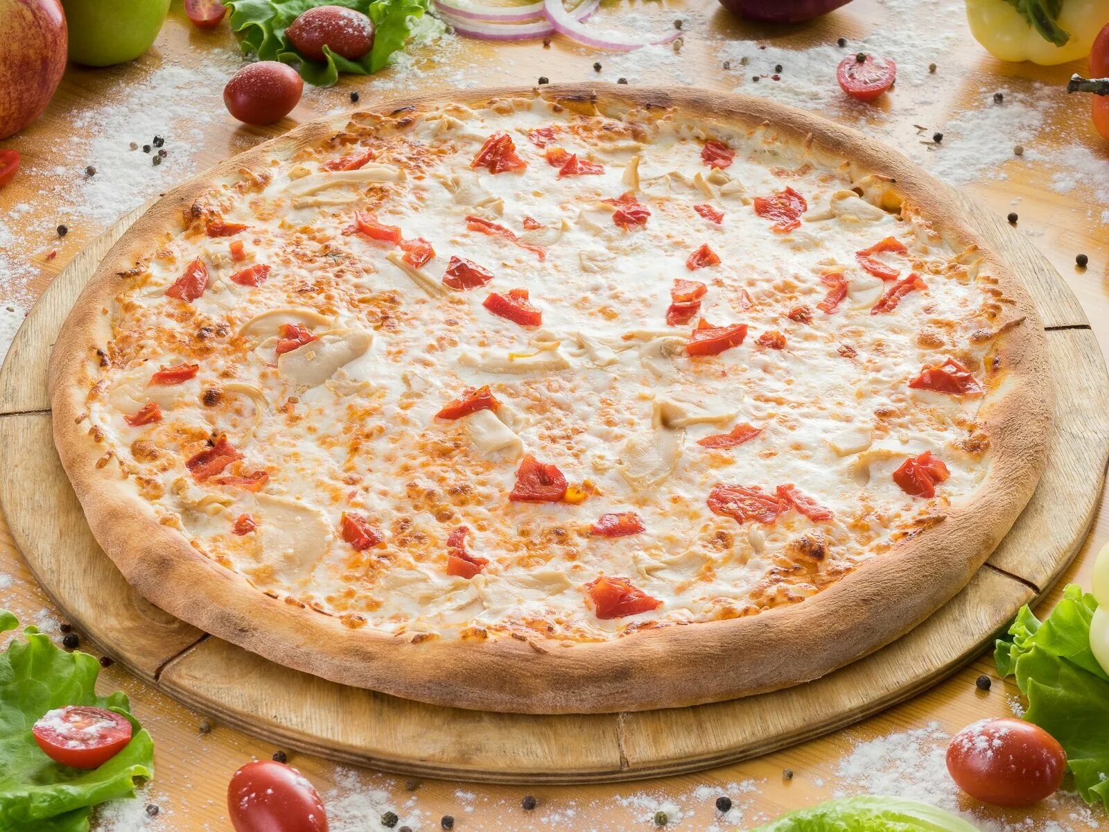 Курочка по зернышку пицца отличная пицца рецепт. Пицца с курицей. пицца с курицей и помидорами. пицца с копченой курицей. пицца сырная с курицей.