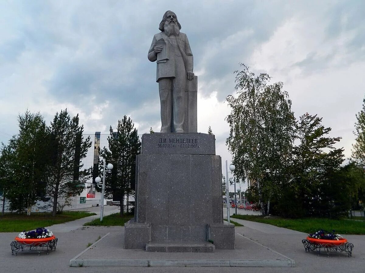 Родина менделеева область. Памятник д. и. Менделееву в Тобольске. Менделеев памятник Тобольск. Памятник Дмитрию Ивановичу Менделееву в Тобольске. Достопримечательности Тобольска Менделеев.