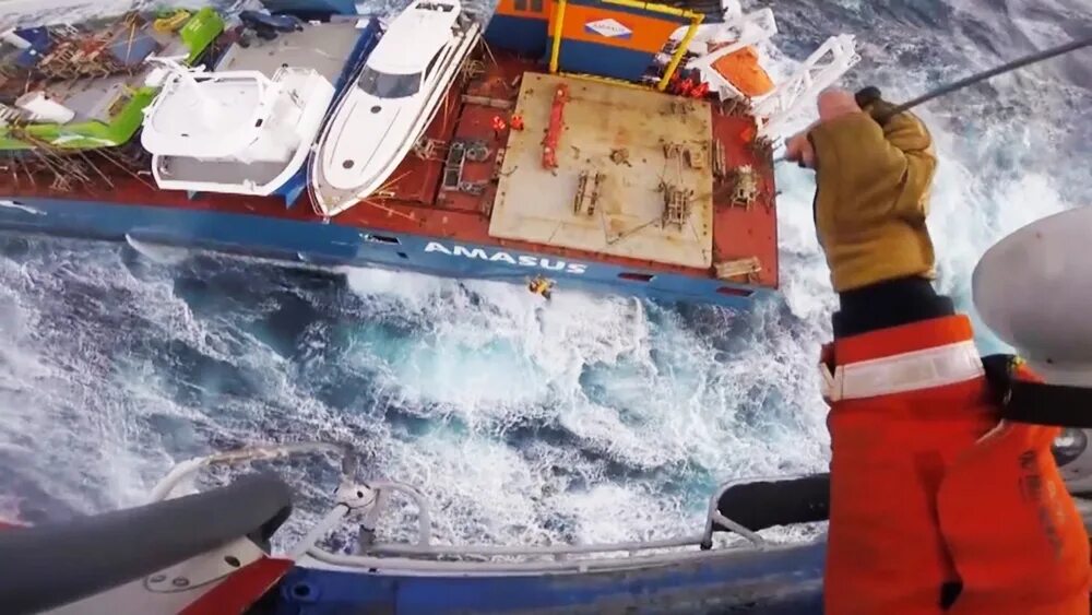 Море терпящее бедствие. Норвежские спасатели. Спасатели в шторм. Корабль в шторм спасатели. Спасательная операция на корабле.