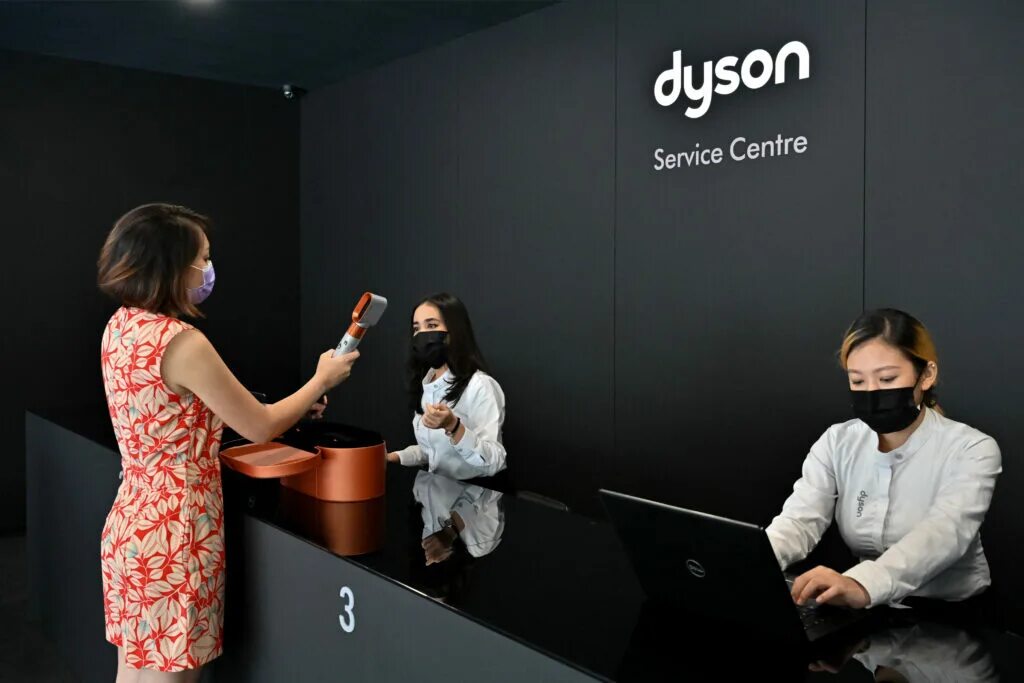 Дайсон центр сайт. Dyson сервисный центр. Дайсон магазин. Hotline Дайсон. Офис Дайсон Усачева 35 а.