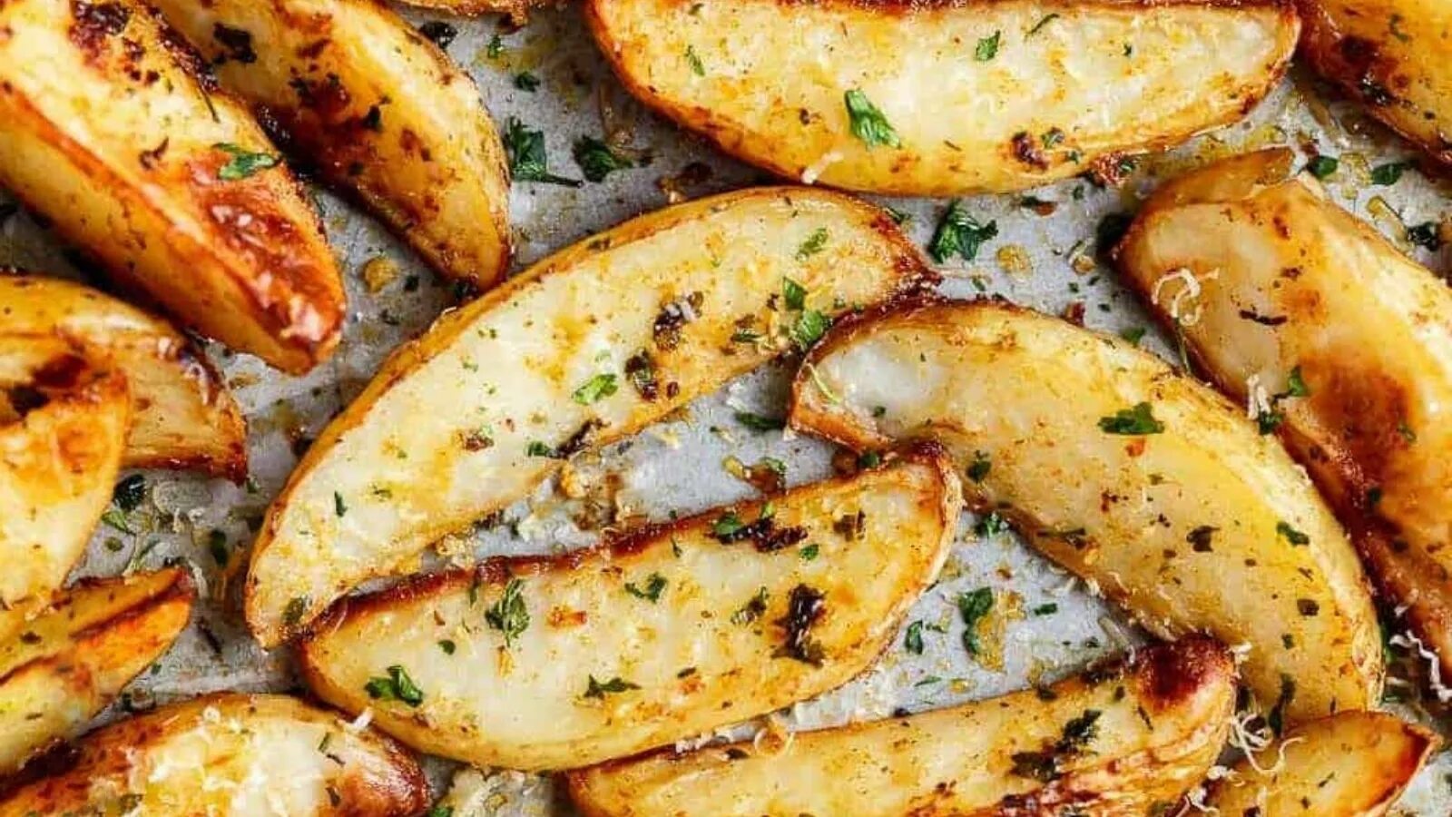 Картофель с розмарином в духовке. Картофельные дольки в духовке. Печеный картофель дольками. Запеченные картофельные дольки.
