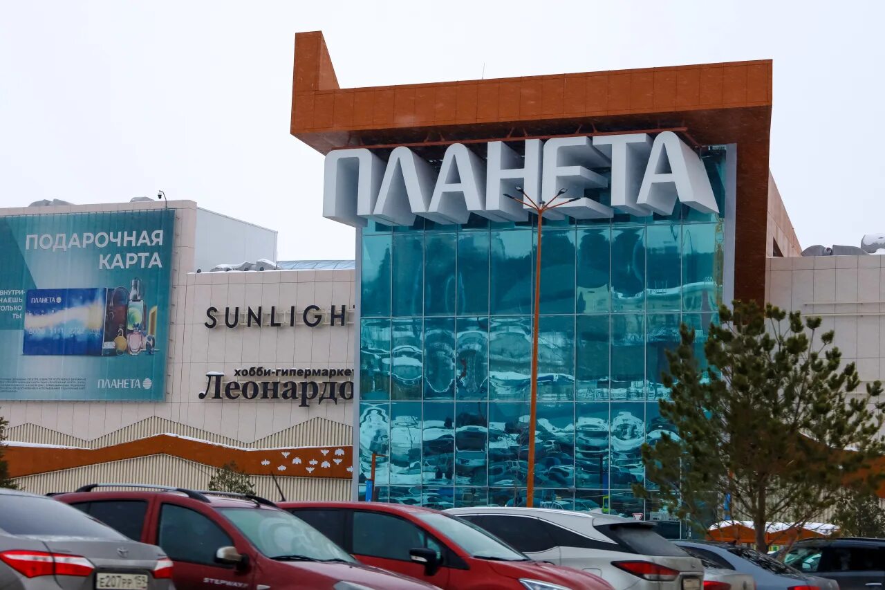 Планета пермь работает. Трц планета пермь. планета пермь торговый центр. трц планета пермь кинотеатр. магазины в трк планета пермь.
