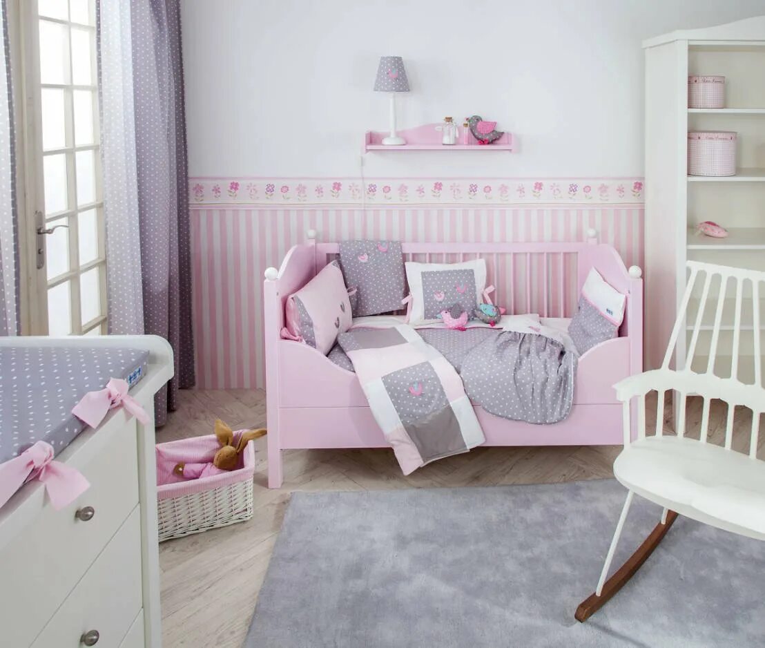 Серо розовая комната. Нежная детская комната для девочки. Детская в розовых тонах. Розовая детская комната. Комната для девочки в розовых тонах.