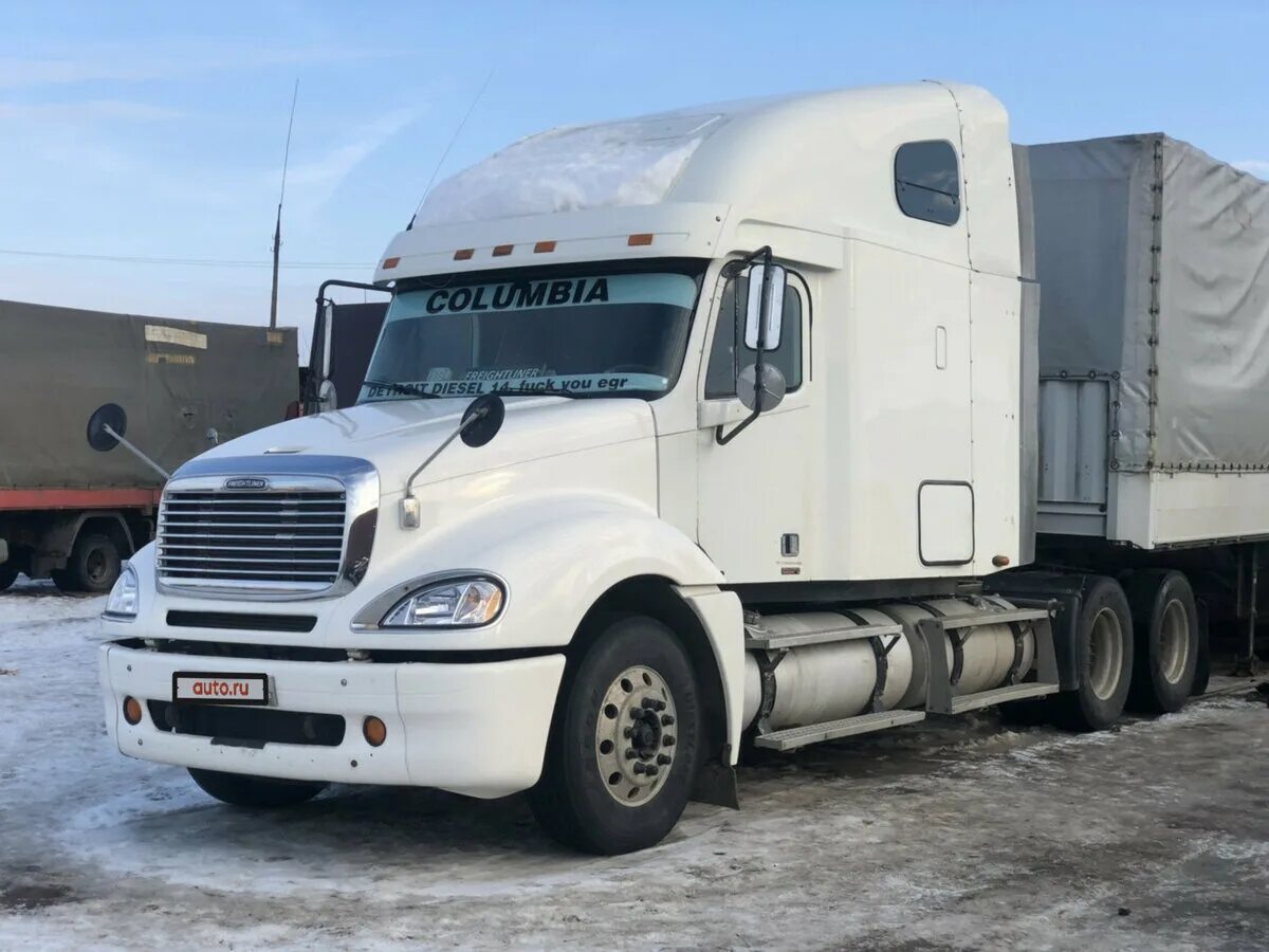 Купить фредлайнер б у в россии. Фредлайнер коламбия 2004. Грузовик freightliner Columbia. Тягач Фредлайнер коламбия. Фредлайнер Центури коламбия.