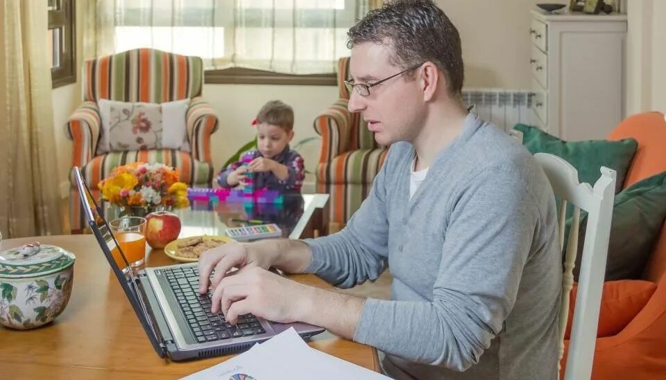 Папа работает где на работе. У папы на работе. папа и ребенок за компьютером. отец работает. папа на работе мама дома.