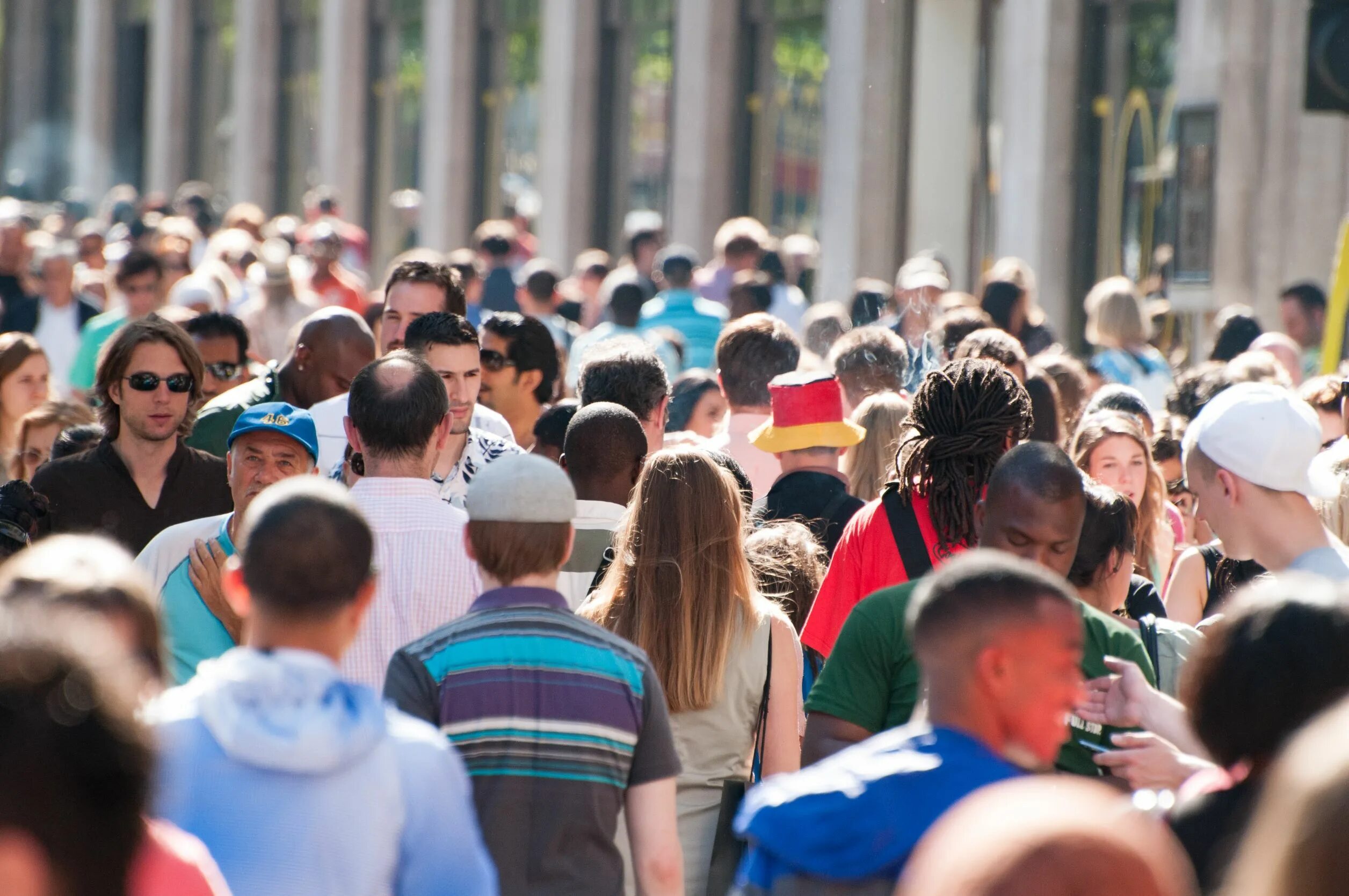 Million of people use. Человек толпы. Люди в городе. Скопление людей. Толпа людей на улице.