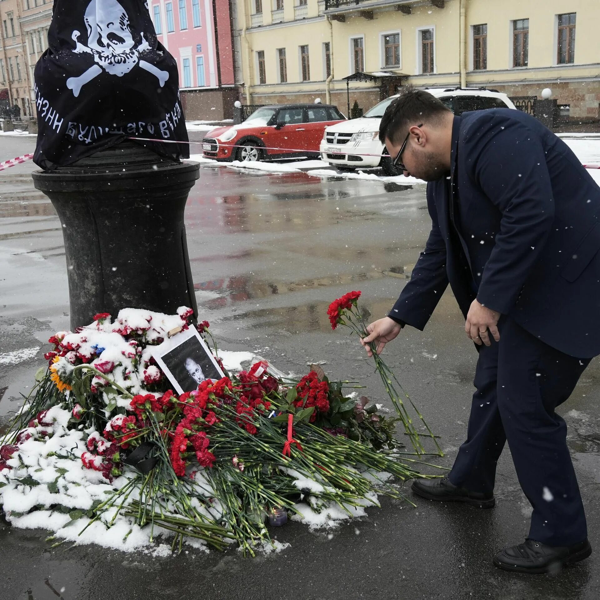 Возложение цветов на месте взрыва в СПБ. Теракт в Питере на набережной.