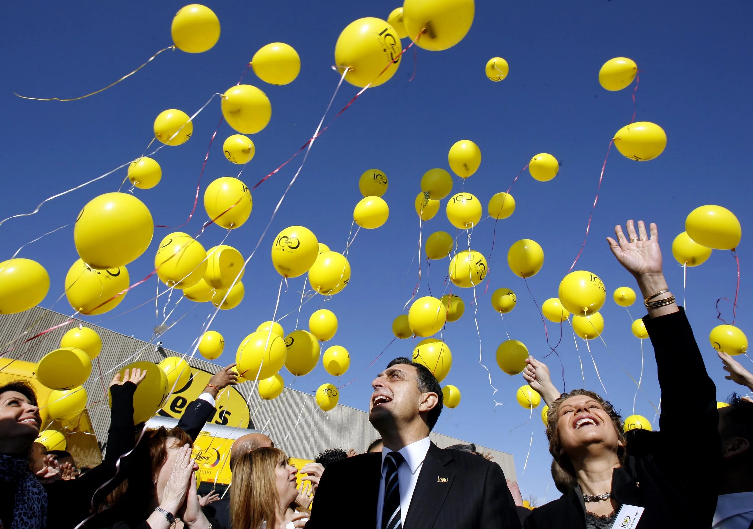 празднование дня рождения. юбилей фирмы. креативный день рождения компании. креативная реклама тортов и кондитерских изделий. корпоративная вечеринка в офисе.