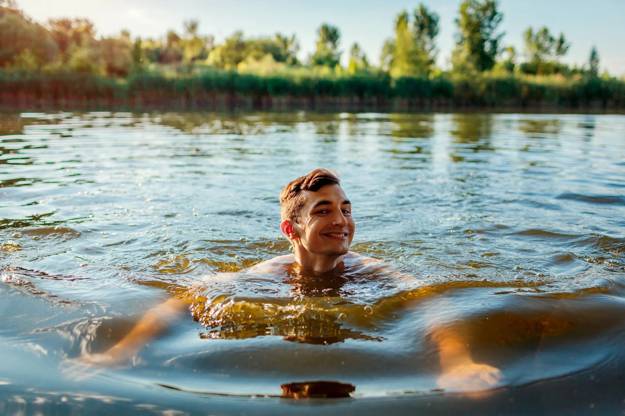 Мед будет плавать в воде. Люди купаются в реке. Плавание в реке. Парень плавает в реке. Плавать в речке.