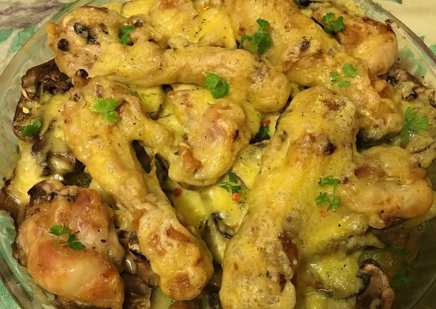 Голени с грибами. Голени с грибами в духовке. куриные голени с картошкой. куриные ножки с картошкой в духовке. голень куриная с картошкой и грибами в духовке.