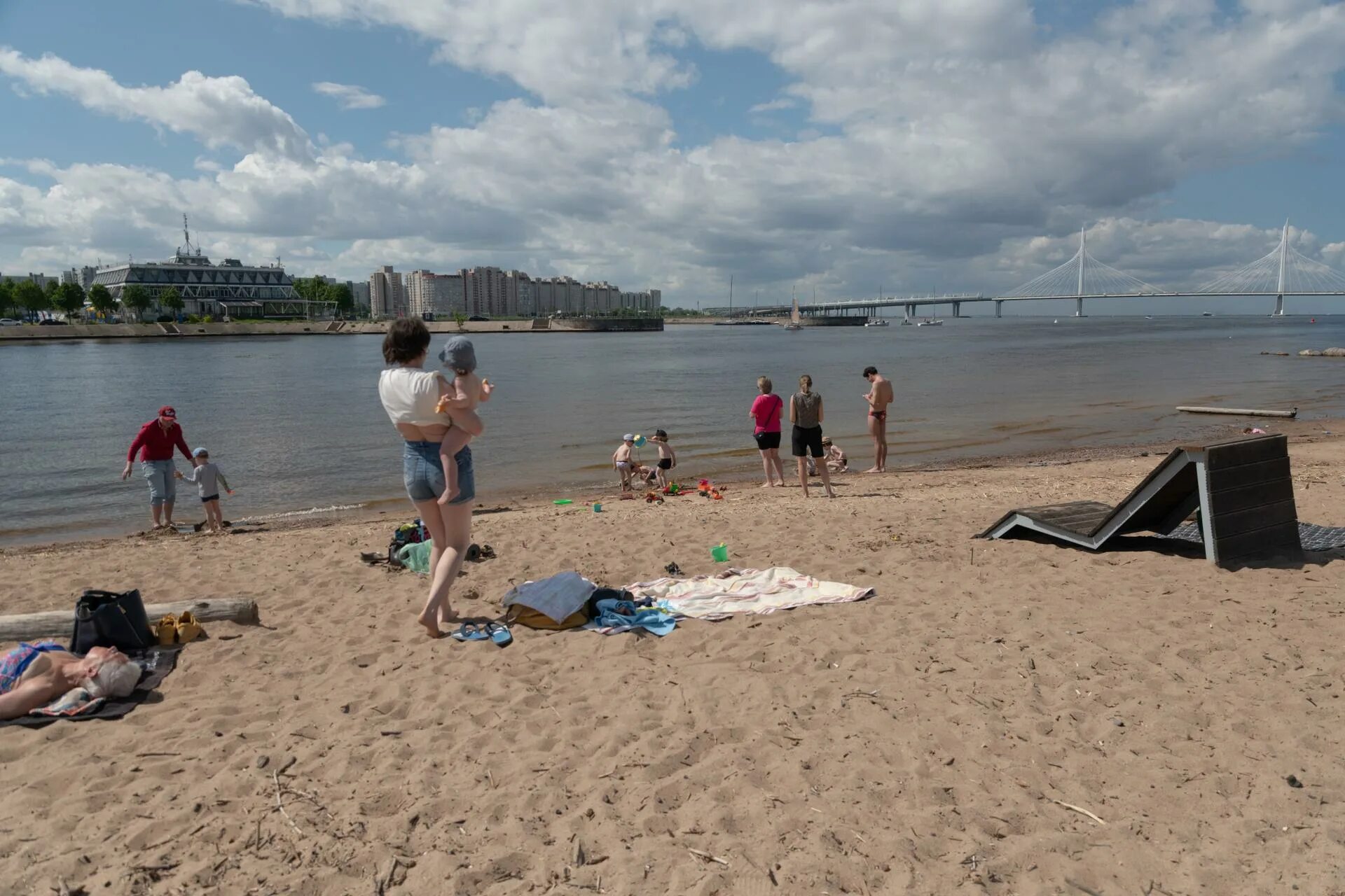 Петербург где можно купаться. Ольгинский водоем Выборгский район. Ольгинский пляж пруд СПБ. Пляж в Озерках СПБ 2022. Городской пляж.