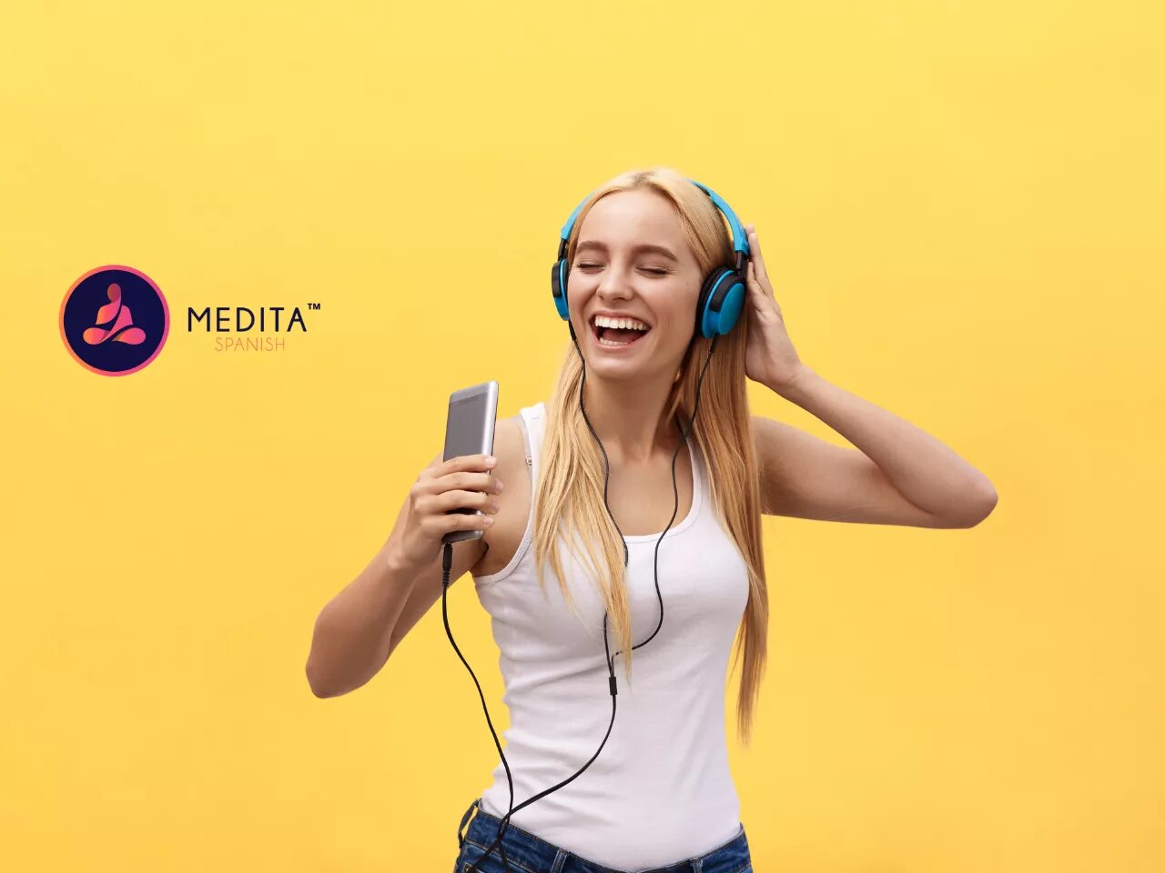 Девушка на желтом фоне. Портрет на желтом фоне. Жёлтое платье для женщины. Желтая девушка поет девушка. Женщина в желтом.