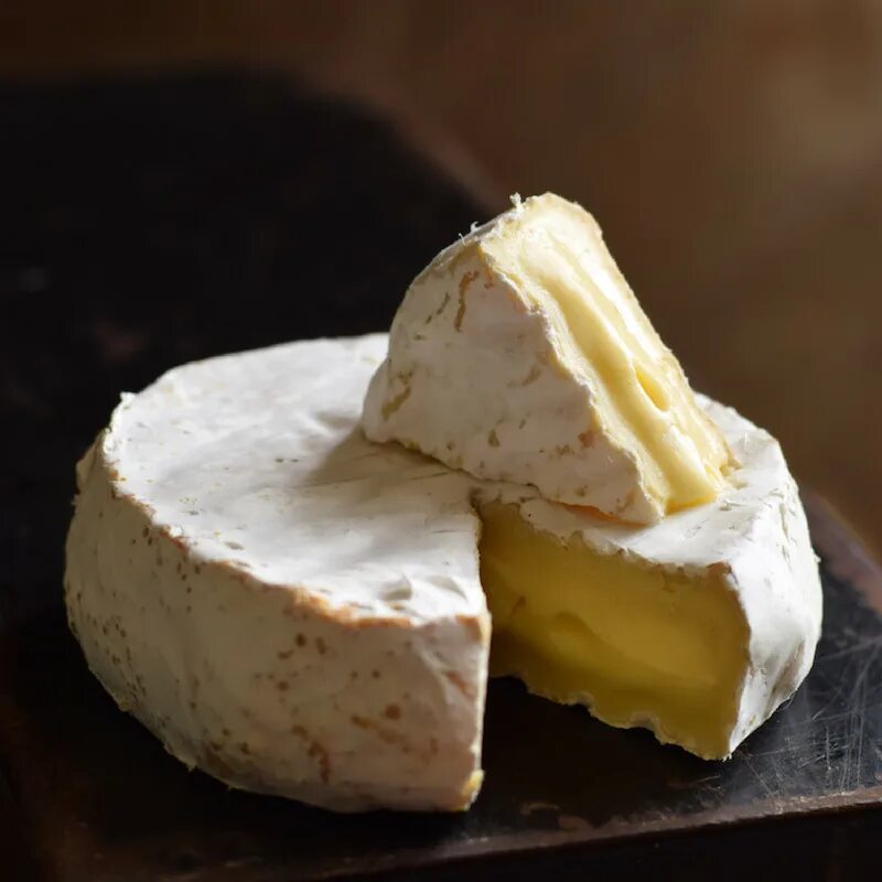 Камамбер сыр лучший. Чиз камамбер. бри и камамбер. сыр camembert. французский сыр камамбер.
