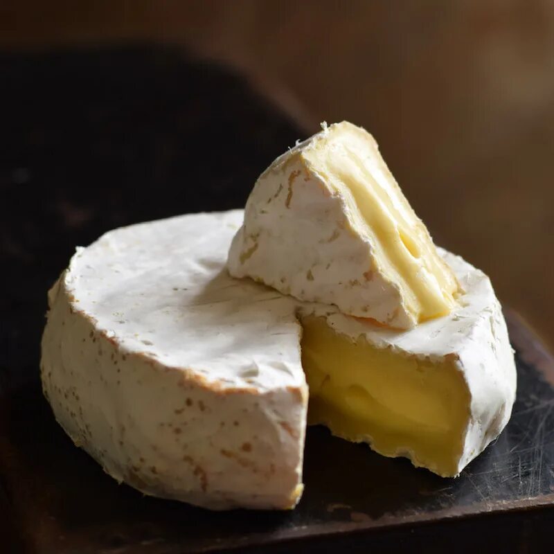 Сыр камамбер. Сыр Camembert. Бри и камамбер. Сыр с белой плесенью камамбер.