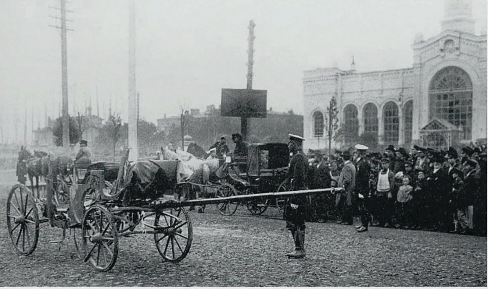 Теракты 20 века. Покушение на Столыпина 12 августа 1906. 1904г Варшавский вокзал Санкт Петербург. Карета Плеве после взрыва.