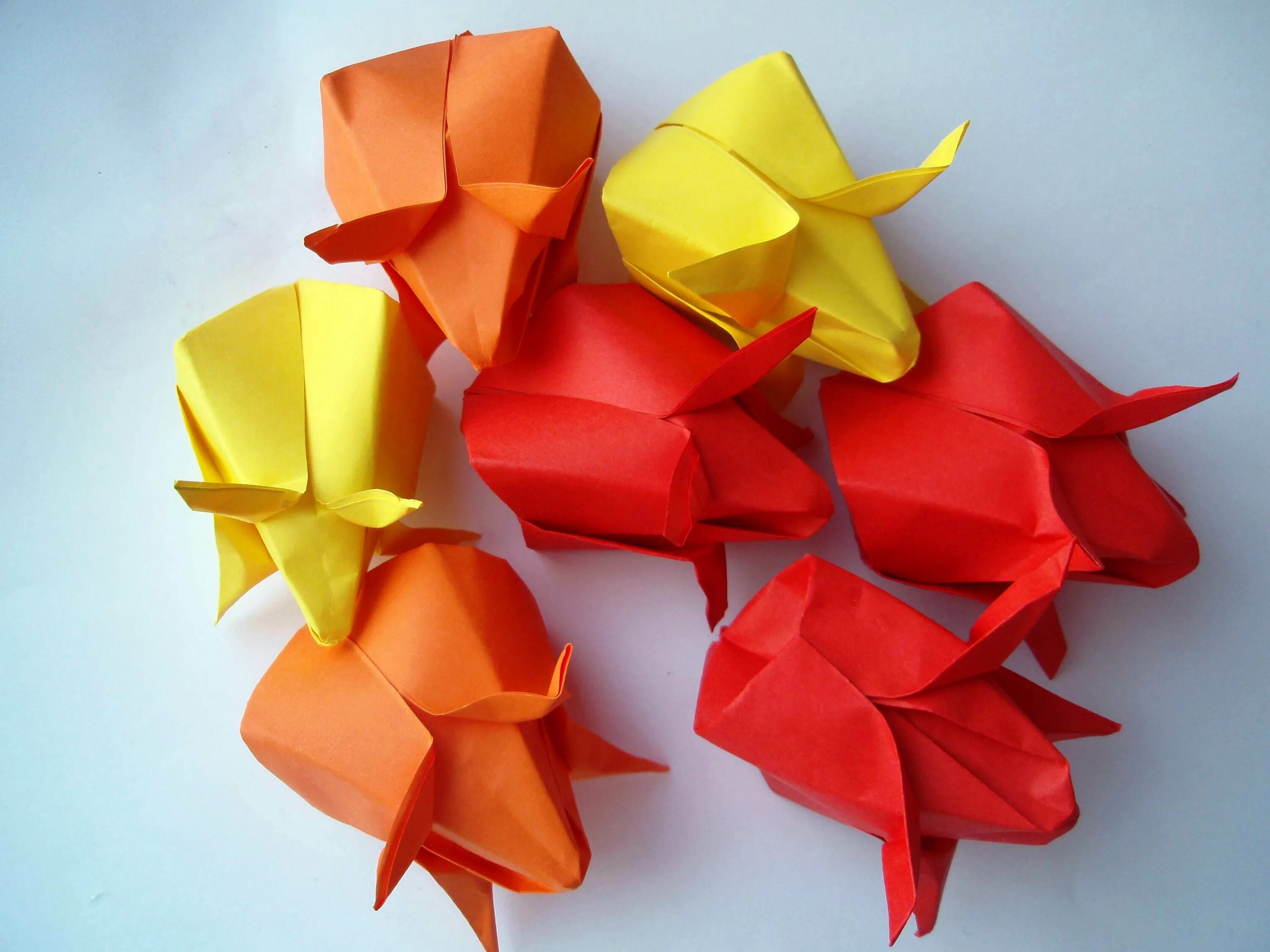 Оригами. Оригами тюльпан. Оригами цветок тюльпан. Букет тюльпанов оригами.