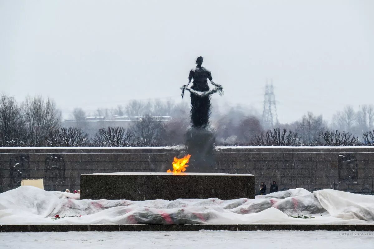 Мемориал на пискаревском кладбище. Мемориальное кладбище испания. Пискарёвское мемориальное кладбище. Вечный огонь на пискаревском кладбище. Мемориал на пискаревском кладбище.