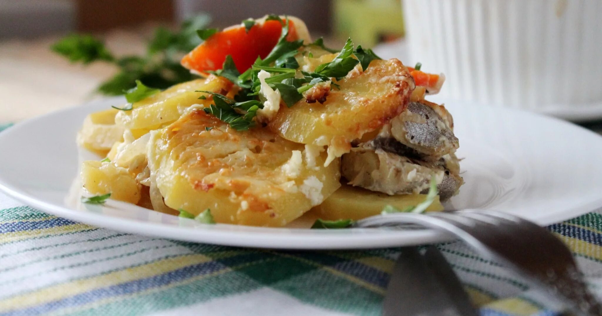 Минтай рецепты с фото. Рыба запеченная с картофелем по-русски Судак. Минтай с картофелем. Судак запеченный с картофелем. Судак в духовке с картошкой.