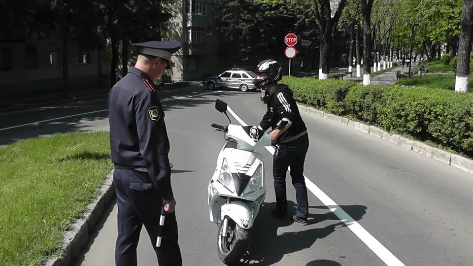 Полицейский скутер. Мопед ГИБДД. ДПС И мотоциклисты. Полиция на мопеде. Штраф за езду без прав на мопеде