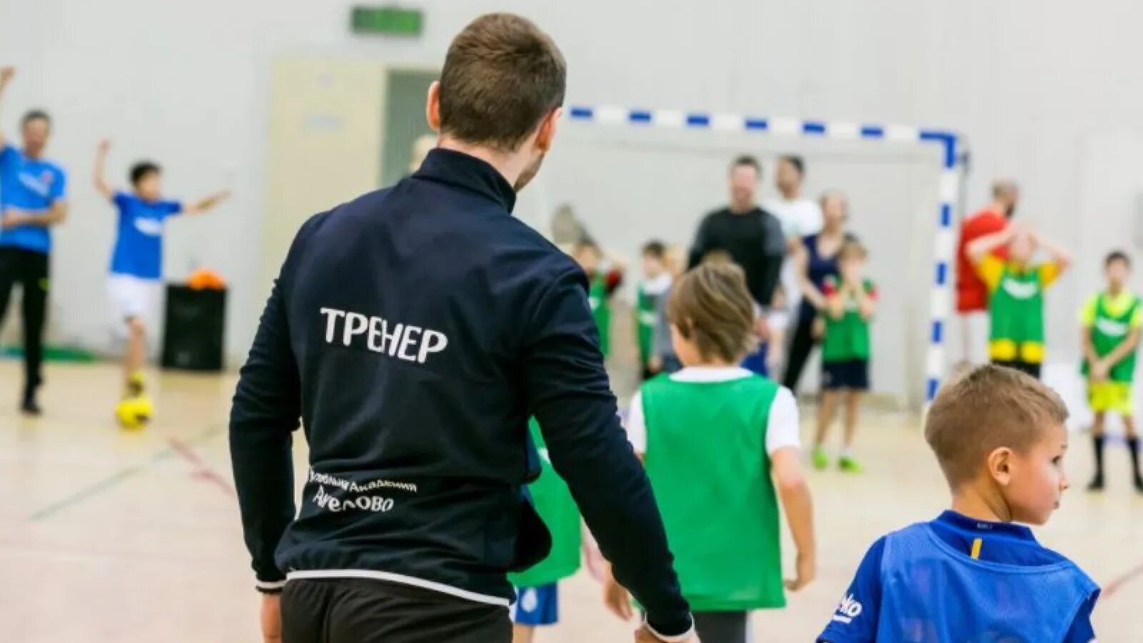 Тренер преподаватель футболу. Тренер преподаватель футболу. Учитель футбол. Тренер преподаватель футболу. Детский спортивный тренер.