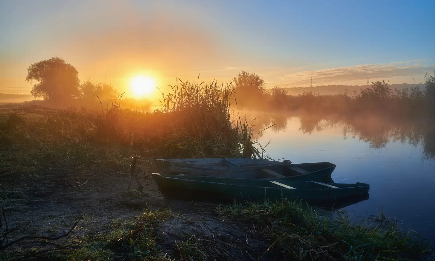 Утренний рассвет. Утро на реке. Одинокая лодка. Рассвет на реке лодка. Село зорьки