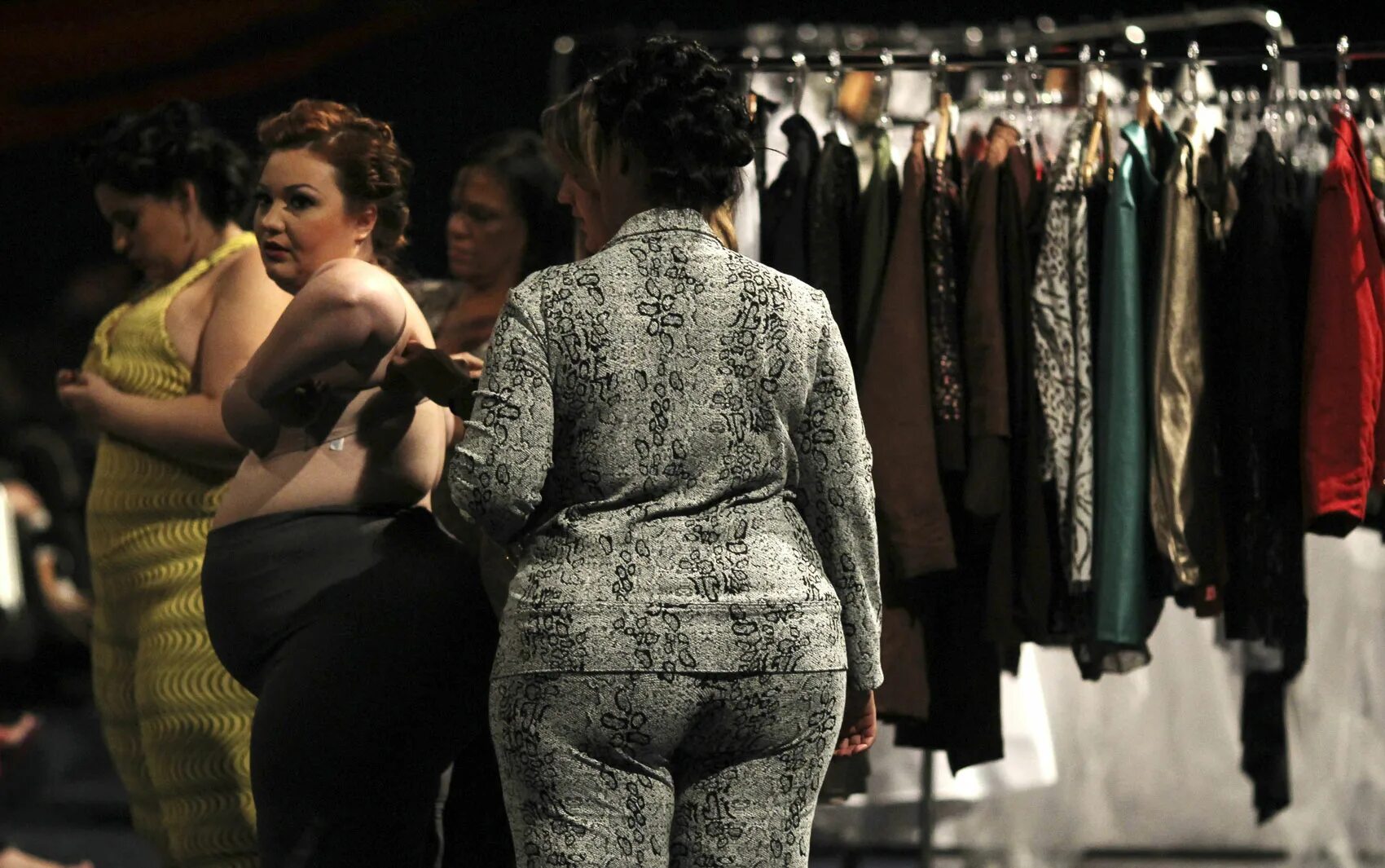 ажиотаж в магазинах. реклама одежды для полных людей. реклама одежды для полных женщин. магазин продукты. очередь в супермаркете.