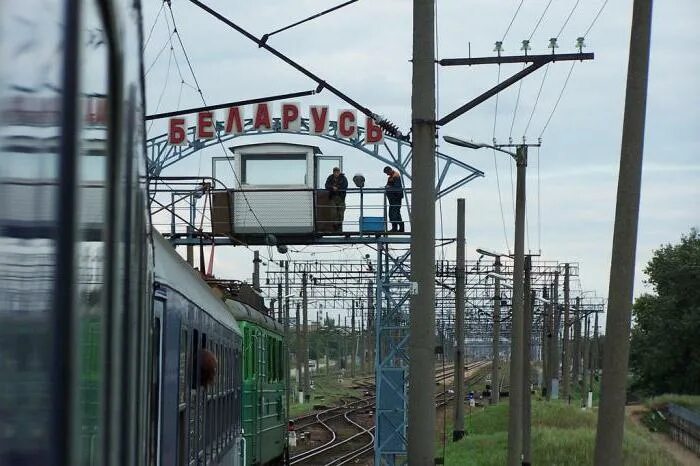 Очередь на границе с польшей тересполь. Граница Брест Тересполь. Брест таможня граница с Польшей. Погранпереход Брест Тересполь. Погранпереход Брест Тересполь мост.