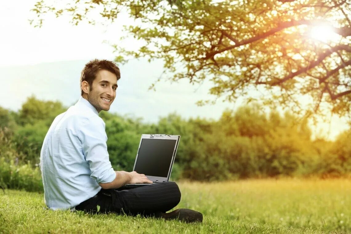 Человек с ноутбуком. Ноутбук на природе. Человек за компьютером. Компьютер и человек.